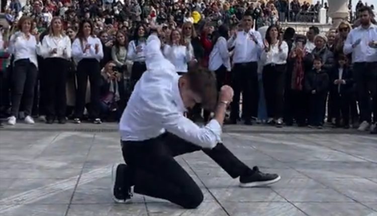 Το-ζεϊμπέκικο-νεαρού-στο-κέντρο-της-Αθήνας-μετά-την-παρέλαση-που-έκλεψε-όλα-τα-βλέμματα-–-Δείτε-βίντεο