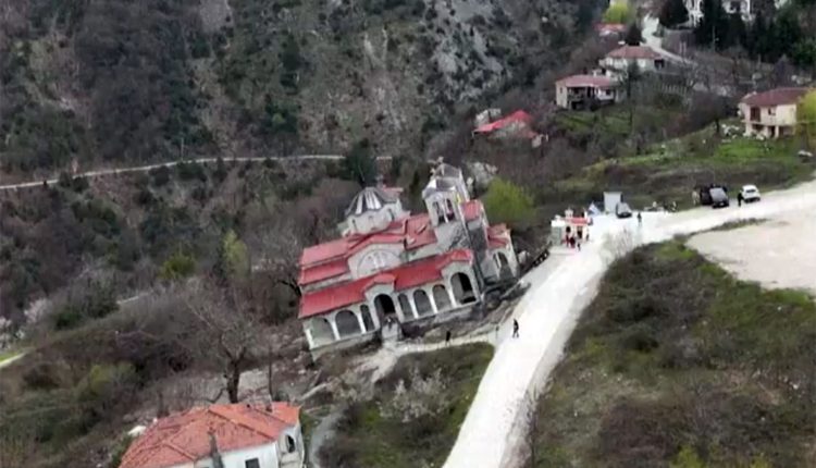 Ο-ναός-στα-Τρίκαλα-με-κλίση-17-μοιρών-που-έγινε-παγκόσμιο-αξιοθέατο-–-Αποπροσανατολίζει-και-αφήνει-άφωνους-τους-επισκέπτες