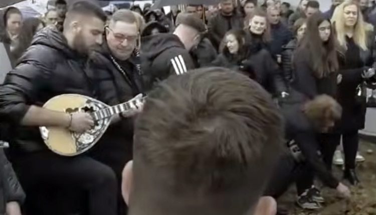 Σπαρακτικές-στιγμές-στην-κηδεία-του-τραγουδιστή-Γιώργου-Τσιτόγλου-–-Τον-αποχαιρέτησαν-με-το-«Βρέχει-φωτιά-στη-στράτα-μου»