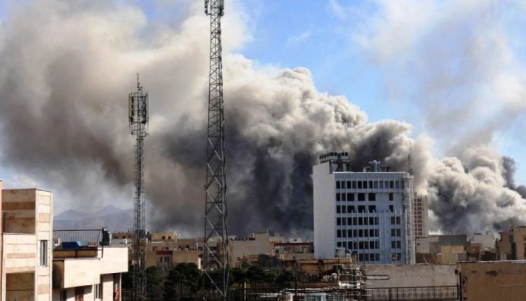 «Ευρείας-κλίμακας»-ισραηλινοί-βομβαρδισμοί-στο-Ιράν:-Τραυματίες-στο-Ισραήλ-από-ιρανικούς-πυραύλους