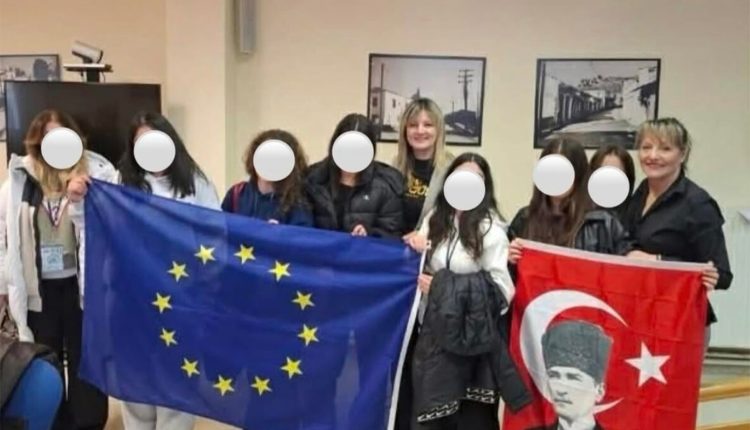 Πρωτοφανές:-Αντιδήμαρχος-ποντιακής-καταγωγής-πόζαρε-με-σημαία-του-Κεμάλ-Ατατούρκ-στο-δημαρχείο-Ελασσόνας