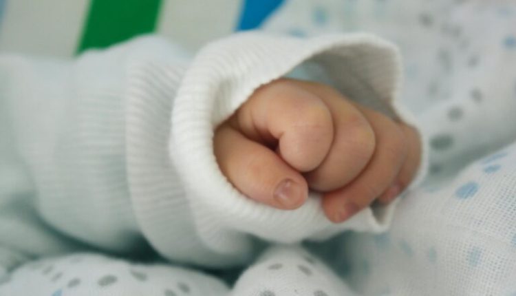 Μωρό-8-μηνών-από-τον-Πύργο-νοσηλεύεται-με-κατάγματα-και-εγκαύματα-–-Ερευνάται-το-ενδεχόμενο-κακοποίησης