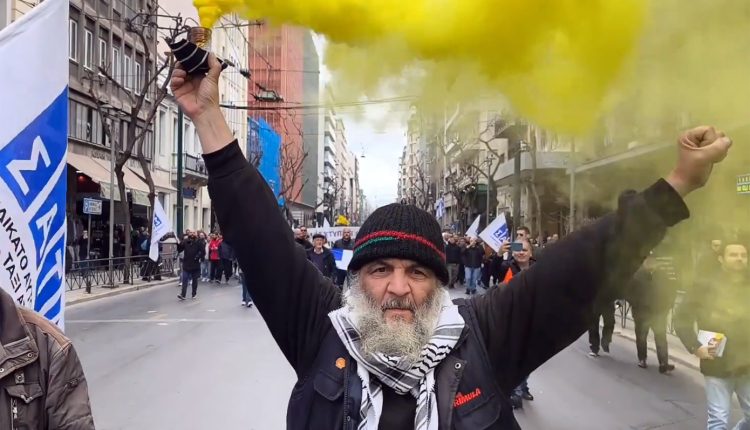 o-άνθρωπος-με-το-καπνογόνο-στις-πορείες-των-ταξί-–-«Η-κιτρινιάρα-είναι-μέρος-της-ζωής-μου,-ένα-μαγαζάκι-σε-τέσσερις-ρόδες»