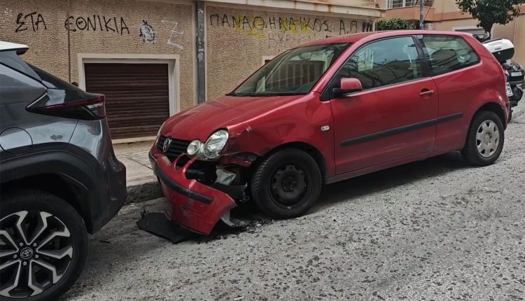 Η-ξέφρενη-πορεία-μεθυσμένης-οδηγού-στο-Παγκράτι:-«Χτύπησε-τρία-ΙΧ-και-μηχανάκι-που-καρφώθηκε-σε-είσοδο-πολυκατοικίας»