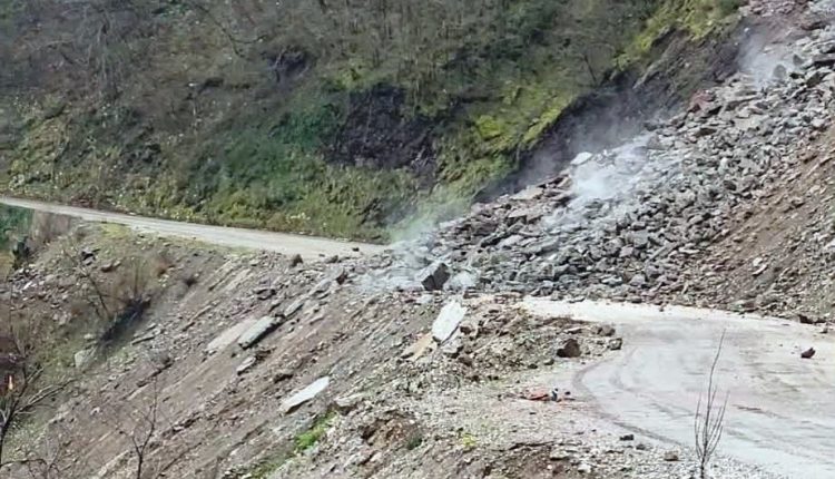 Η-κακοκαιρία-προκάλεσε-κατολίσθηση-σε-δρόμο-στην-Καρδίτσα-–-Δείτε-φωτογραφίες