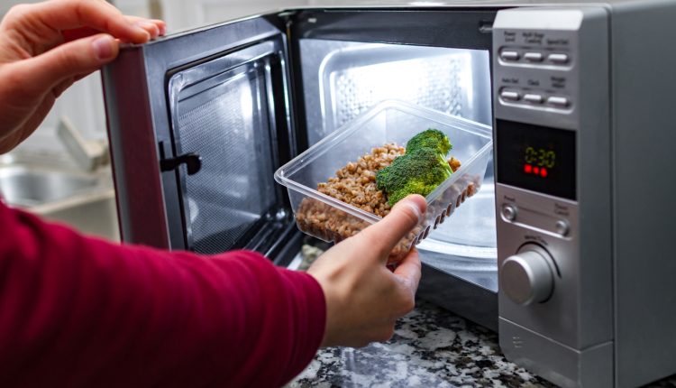 Ογκολόγοι-προειδοποιούν:-Σταματήστε-να-ζεσταίνετε-τρόφιμα-σε-πλαστικό-στον-φούρνο-μικροκυμάτων