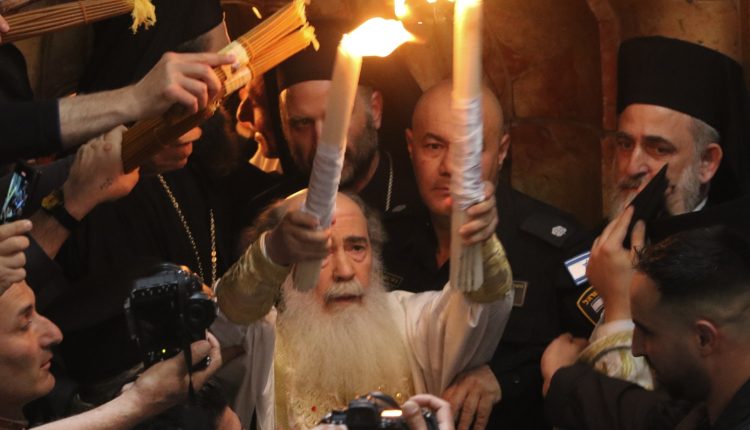 «Στον-αέρα»-το-Άγιο-Φως-λόγω-του-πολέμου:-Το-«plan-b»-της-Αθήνας-και-η-ανοικτή-γραμμή-με-τις-ισραηλινές-αρχές