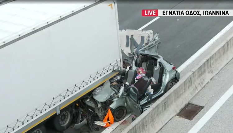 Τραγικό-δυστύχημα-στην-Εγνατία:-Νεκρή-μια-γυναίκα-και-ένας-υπάλληλος-που-έσπευσε-να-βοηθήσει-αλλά-παρασύρθηκε-–-Δείτε-βίντεο