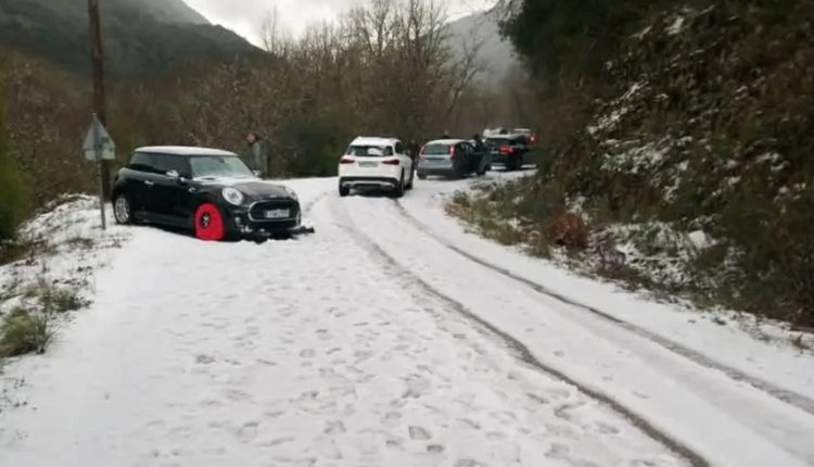 Πάπιγκο:-Όχημα-με-τέσσερα-άτομα-βρέθηκε-στον-γκρεμό-από-τη-σφοδρή-χαλαζόπτωση-–-Τουλάχιστον-30-αυτοκίνητα-έχουν-εγκλωβιστεί