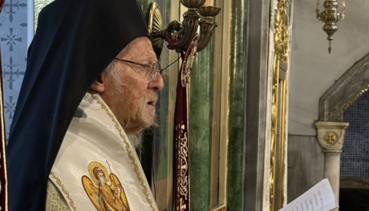 Ο-Οικουμενικός-Πατριάρχης-λειτούργησε-στην-Παναγία-των-Βλαχερνών-ως-απλός-Ιερέας-–-mήνυμα-για-την-παύση-όλων-των-εχθροπραξιών