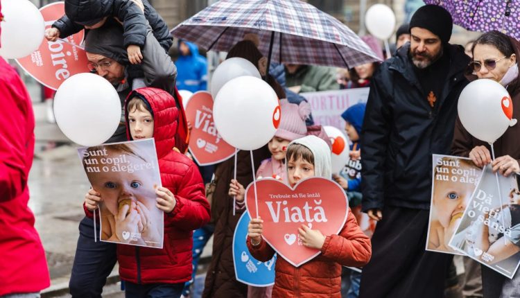 Βουκουρέστι:-Χιλιάδες-μικροί-και-μεγάλοι-συμμετείχαν-στην-Πορεία-για-τη-Ζωή-2026-–-Το-μήνυμα-του-Πατριάρχη-Δανιήλ-(ΦΩΤΟ-&-ΒΙΝΤΕΟ)