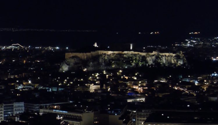 Ακρόπολη-και-Καλλιμάρμαρο-έστειλαν-μήνυμα-για-τον-πλανήτη-–-Θεαματικά-πλάνα-της-Αθήνας-από-drone-στην-«Ώρα-της-Γης-2026»