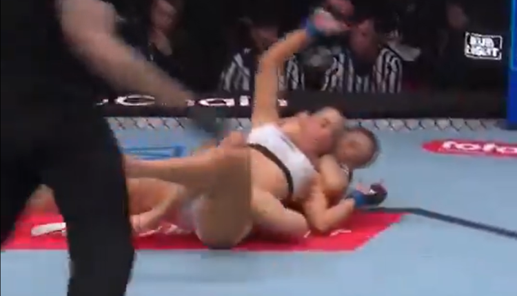 Άγριο-φινάλε-σε-αγώνα-γυναικών-ufc:-Γροθιά,-νοκ-άουτ-και-λαβή-που-την-έστειλε-στο-νοσοκομείο