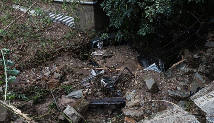 Κατολίσθηση-στην-Κρήτη-–-Βράχοι-έπεσαν-στη-θάλασσα-και-ξεκόλλησαν-μπαλκόνι-ξενοδοχείου