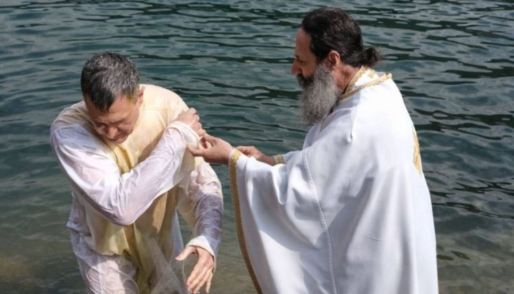 Αμερικανός-στρατιωτικός-διέσχισε-τον-κόσμο-για-να-βαπτιστεί-Ορθόδοξος-στον-Αλιάκμονα