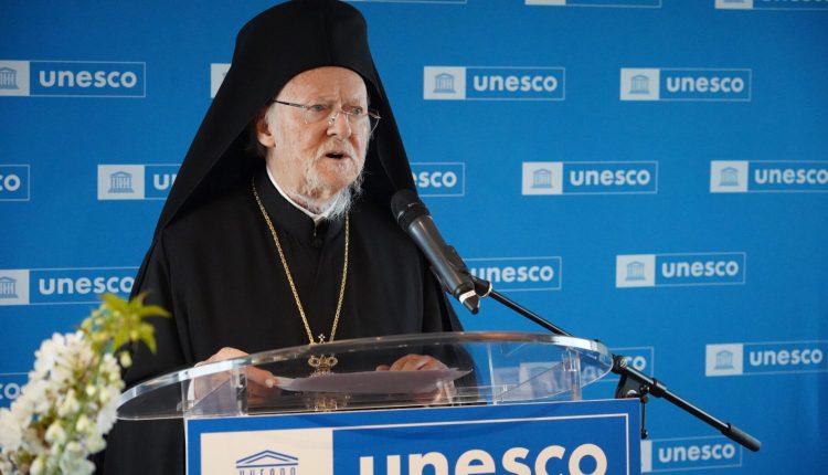 Δεκτός-με-προσήκουσες-τιμές-από-Μακρόν-στο-Μέγαρο-των-Ηλυσίων-ο-Οικουμενικός-Πατριάρχης-–-Υψηλές-συναντήσεις-στο-Παρίσι