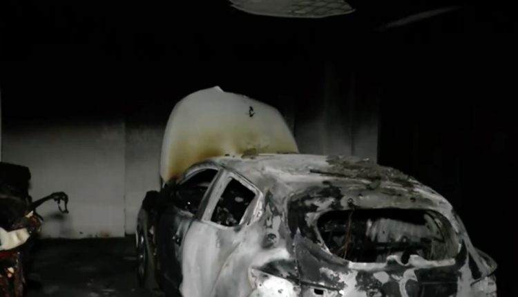 Φωτιά-σε-πυλωτή-πολυκατοικίας-στη-Θεσσαλονίκη-–-Κάηκε-ολοσχερώς-ΙΧ.