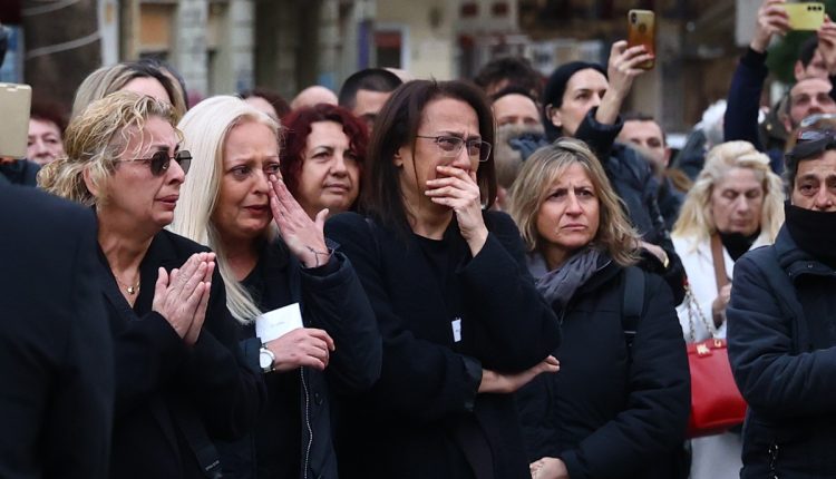 Η-Ελλάδα-αποχαιρετά-τη-Μαρινέλλα:-«Πρώτη-φορά-έρχομαι-σε-λαϊκό-προσκύνημα»-–-Πλήθος-κόσμου-στη-Μητρόπολη