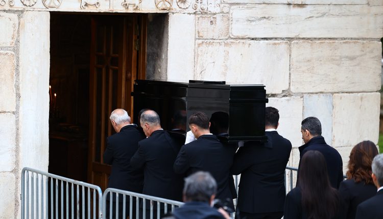 Μαρινέλλα:-Οικογένεια-και-στενοί-φίλοι-στο-νεκροταφείο-Κηφισιάς-είπαν-το-στερνό-αντίο