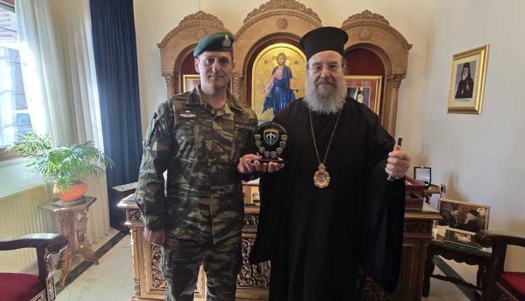 Επίσκεψη-του-νέου-Διοικητή-της-Α΄-Ταξιαρχίας-Καταδρομών-Αλεξιπτωτιστών-Ρεντίνας-στον-Μητροπολίτη-Ιερισσού