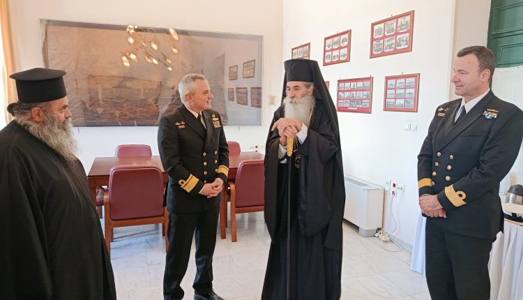 Επίσκεψη-Μητροπολίτη-Πειραιώς-στον-νέο-Διοικητή-της-Σχολής-Ναυτικών-Δοκίμων