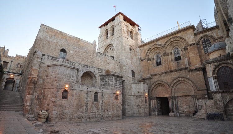 Το-ραδιόφωνο-της-Πεμπτουσίας-σήμερα-στα-Πανάγια-Προσκυνήματα-και-το-Άγιο-Φως