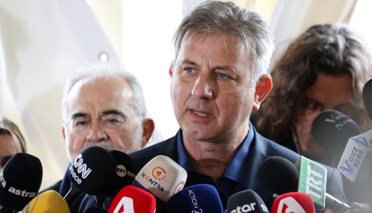 «Ο-Γεράσιμος-δίνει-μάχη-με-πόνους-φρικτούς,-ζει-στο-σκοτάδι-άδικα»-–-Συγκλονίζει-ο-πατέρας-του-μοναδικού-επιζώντα-από-το-πρώτο-βαγόνι-στα-Τέμπη