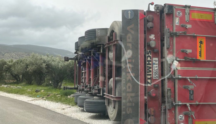 Θυελλώδεις-άνεμοι-χτυπούν-την-Κρήτη-–-Ανατράπηκε-νταλίκα-στο-Λασίθι