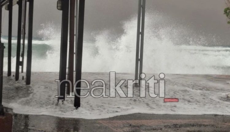 Εικόνες-χάους-στην-Ιεράπετρα:-Ανεμοστρόβιλος-ισοπέδωσε-τα-πάντα-στο-πέρασμά-του