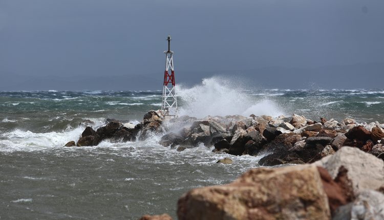 Δεμένα-τα-πλοία-στα-λιμάνια-λόγω-θυελλωδών-ανέμων:-Πού-εντοπίζονται-τα-μεγαλύτερα-προβλήματα