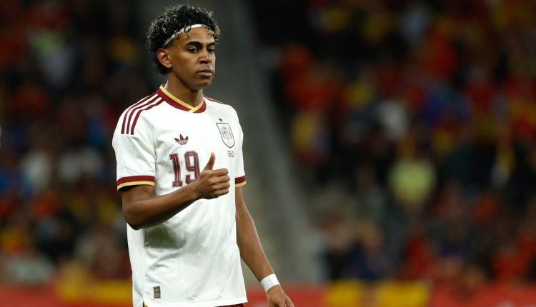 Γιαμάλ-για-τα-συνθήματα-των-Ισπανών-οπαδών:-Είμαι-Μουσουλμάνος,-δόξα-τω-Θεώ