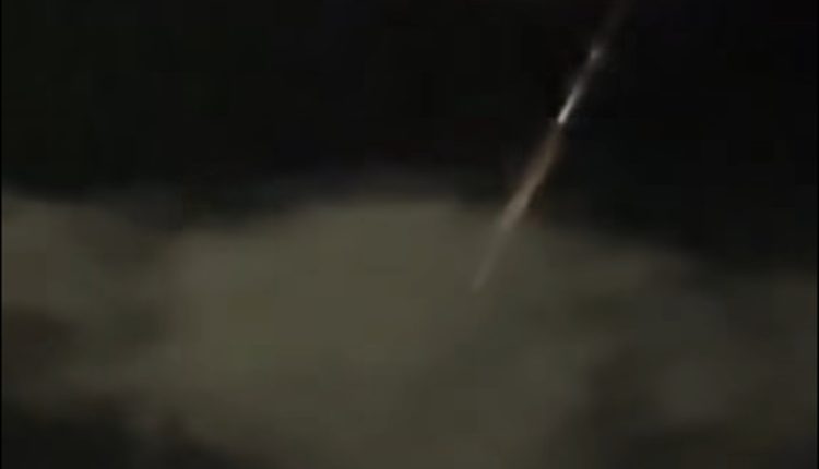 Συναγερμός-στη-Λήμνο-–-Περίεργα-φλεγόμενα-αντικείμενα-έπεφταν-από-τον-ουρανό-–-Δείτε-το-βίντεο