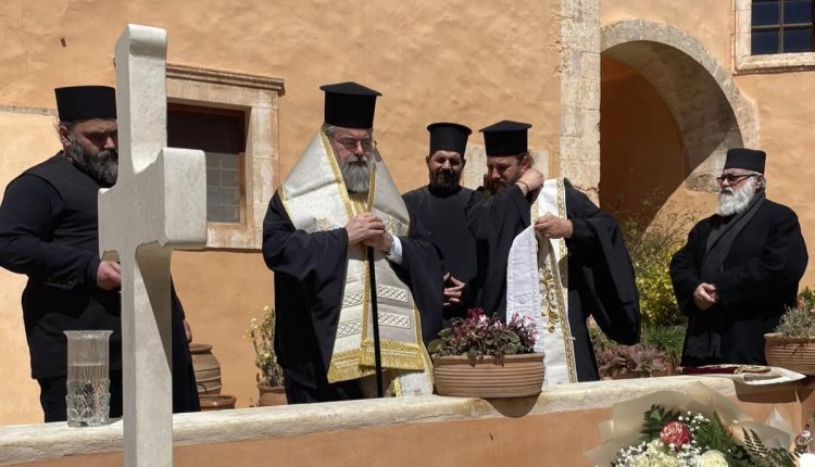 Ο-Κυδωνίας-Τίτος-τέλεσε-Τρισάγιο-στο-μνήμα-του-προκατόχου-του