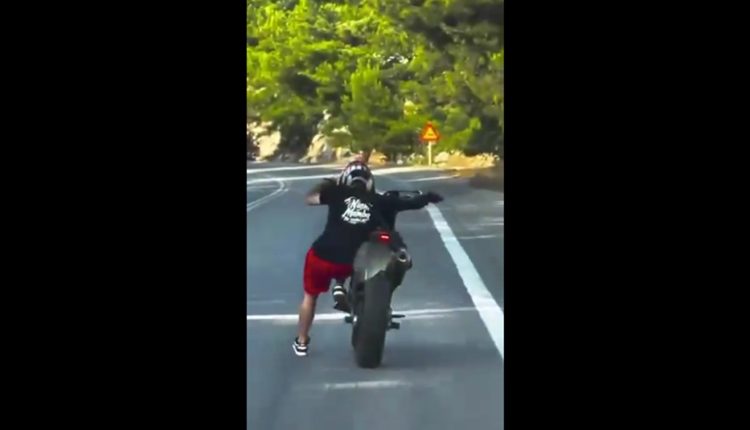 Ταυτοποιήθηκαν-οι-δύο-νεαροί-που-έκαναν-σούζες-και-«ακροβατικά»-με-τις-μηχανές-τους