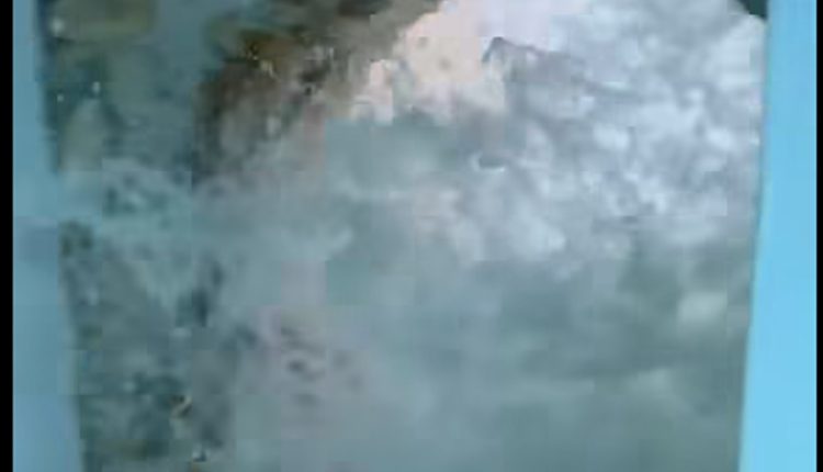 Η-στιγμή-που-κύματα-«εισβάλουν»-μέσα-σε-σπίτι-στη-Σίκινο-–-Δείτε-το-βίντεο