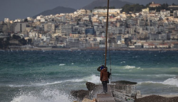 Μετά-τις-9-το-πρωί-επανεκκινούν-τα-δρομολόγια-από-το-λιμάνι-του-Πειραιά-–-Δεμένα-τα-πλοία-σε-πολλές-περιοχές,-λόγω-ισχυρών-ανέμων