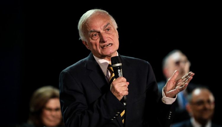 Ο-Μανώλης-Μαυρομμάτης-πήρε-εξιτήριο-από-το-κέντρο-αποκατάστασης-στο-οποίο-νοσηλευόταν-τα-τελευταία-χρόνια