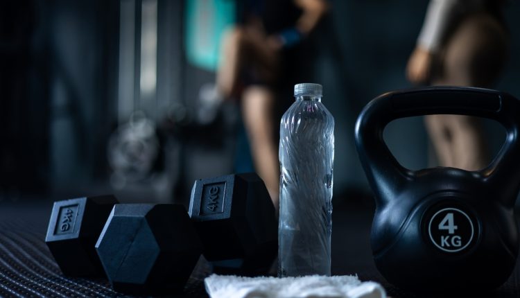 Ένα-ζευγάρι-βαράκια-και-15-λεπτά:-Αυτά-είναι-τα-μόνα-που-χρειάζεστε-για-να-χτίσετε-μυς-και-δύναμη