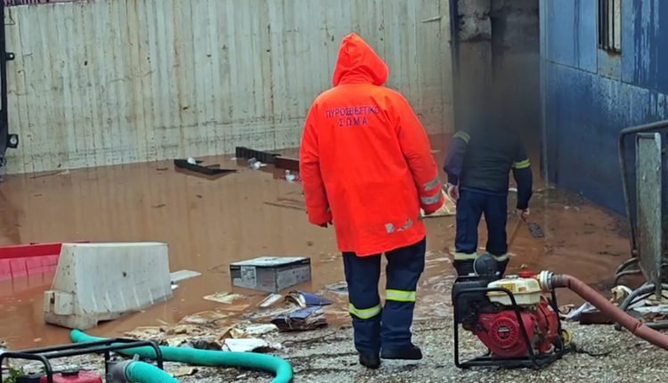 Πλημμύρισε-το-γκαράζ-του-αστυνομικού-τμήματος-στη-Νέα-Μάκρη-από-τη-σφοδρή-κακοκαιρία