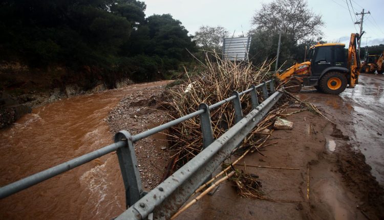 Απίστευτη-εικόνα-στην-Καλλιτεχνούπολη:-Ρεματιά-έκοψε-τον-δρόμο-στη-μέση,-άνοιξε-«χαράδρα»