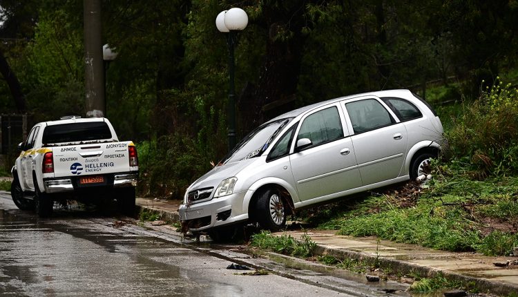 Χαοτική-η-κατάσταση-στον-Διόνυσο-–-Πλημμύρες-και-απεγκλωβισμοί-οδηγών-από-τα-αυτοκίνητά-τους