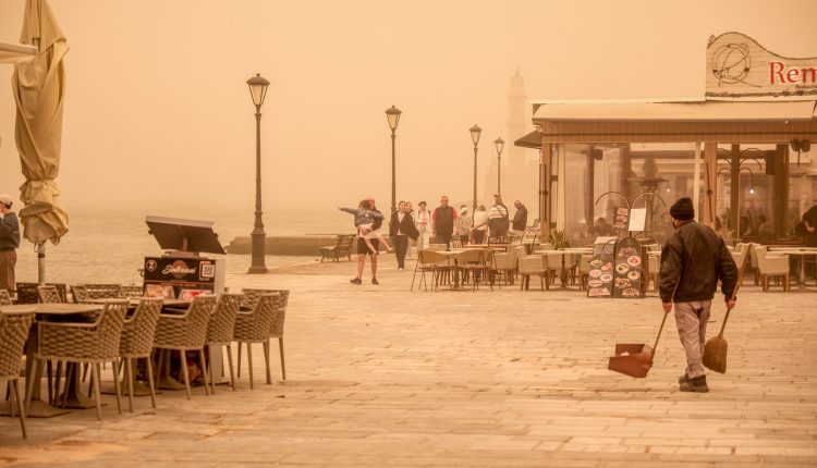 Καταστροφές-στα-Χανιά-από-την-κακοκαιρία-«erminio»:-Η-θάλασσα-μπήκε-σε-καταστήματα-στην-Παλαιόχωρα