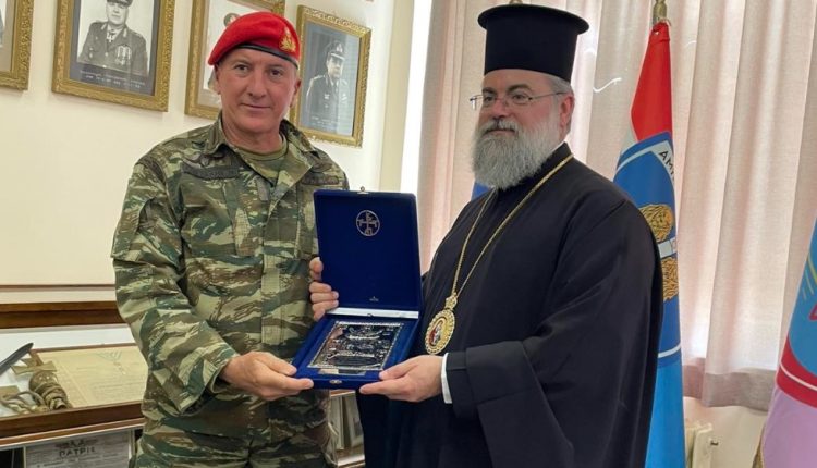 Επίσκεψη-του-Μητροπολίτη-Κυδωνίας-Τίτου-στον-Διοικητή-της-5ης-Αερομεταφερόμενης-Ταξιαρχίας