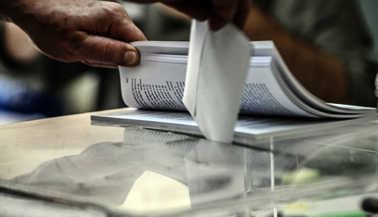 Δημοσκόπηση-pulse:-Στις-16,5-μονάδες-η-διαφορά-ΝΔ-με-ΠΑΣΟΚ-–-Πόσοι-θα-ψήφιζαν-Καρυστιανού-πριν-ανακοινώσει-το-κόμμα