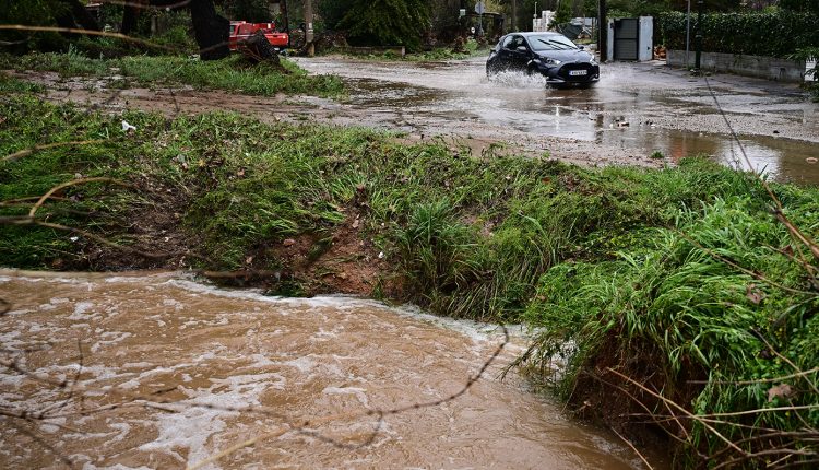 Συνεχίζει-το-σαρωτικό-πέρασμά-της-η-κακοκαιρία-erminio-–-Ποιες-περιοχές-«χτύπησε»-και-πότε-θα-υποχωρήσουν-τα-φαινόμενα