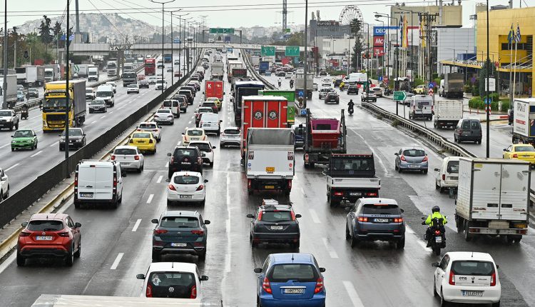 Κίνηση-τώρα:-Μποτιλιάρισμα-στον-Κηφισό-–-Προβλήματα-στο-κέντρο-της-Αθήνας-και-καθυστερήσεις-στην-Αττική-Οδό