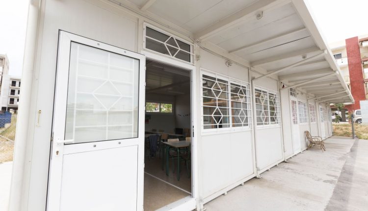 2ο-Λύκειο-Πετρούπολης:-Δύο-γενιές-μαθητών-ολοκληρώνουν-τη-φοίτησή-τους-σε-κοντέινερ-–-25-μαθητές-σε-12-θρανία