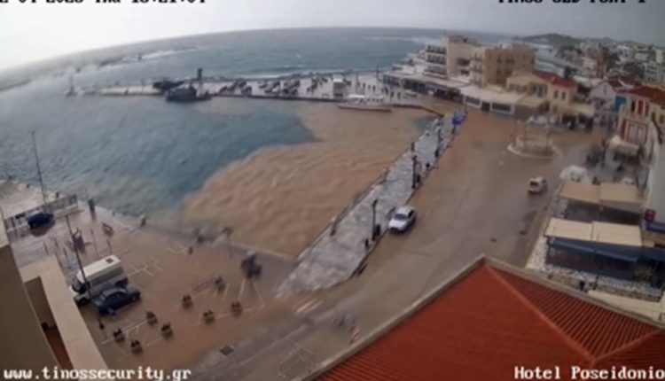 Η-στιγμή-που-η-θάλασσα-στην-Τήνο-γίνεται-καφέ-μέσα-σε-λίγα-λεπτά-λόγω-της-σφοδρής-κακοκαιρίας