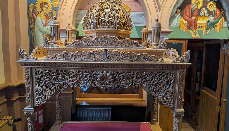 Νέο-ξυλόγλυπτο-κουβούκλιο-Επιταφίου-στον-Καθεδρικό-Ναό-Αγίου-Γεωργίου-Στοκχόλμης