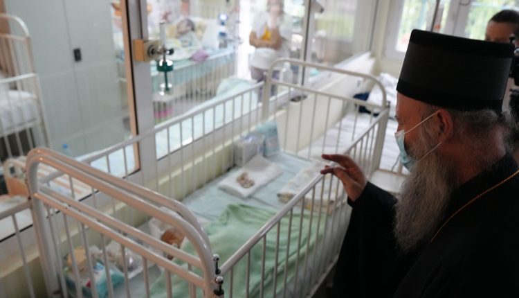 o-Πατριάρχης-Σερβίας-μοίρασε-δώρα-σε-Παιδιατρική-Κλινική-του-Βελιγραδίου